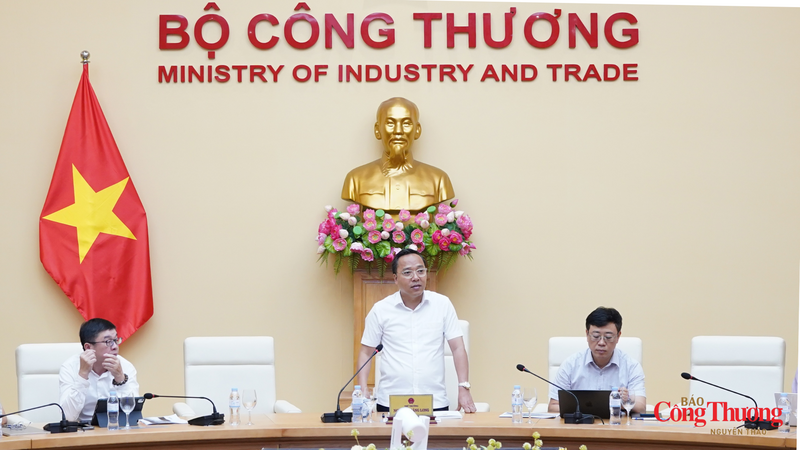 Thứ trưởng Bộ Công Thương Nguyễn Hoàng Long chủ trì cuộc họp