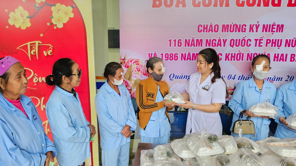 Hoạt động trao suất ăn miễn phí góp phần sẻ chia với người bệnh điều trị tại Bệnh viện Mắt Nam Quảng Trị. anh-6-2.jpg