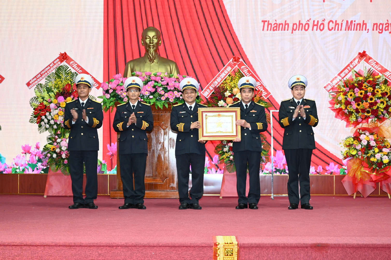 Thượng tá Nguyễn Trung Đức, Chính trị viên Tiểu đoàn DK1 (thứ ba từ trái qua) trong lễ đón nhận Anh hùng Lực lượng Vũ trang nhân dân lần thứ hai của Tiểu đoàn, tháng 3/2026. Ảnh: Tiểu đoàn DK1