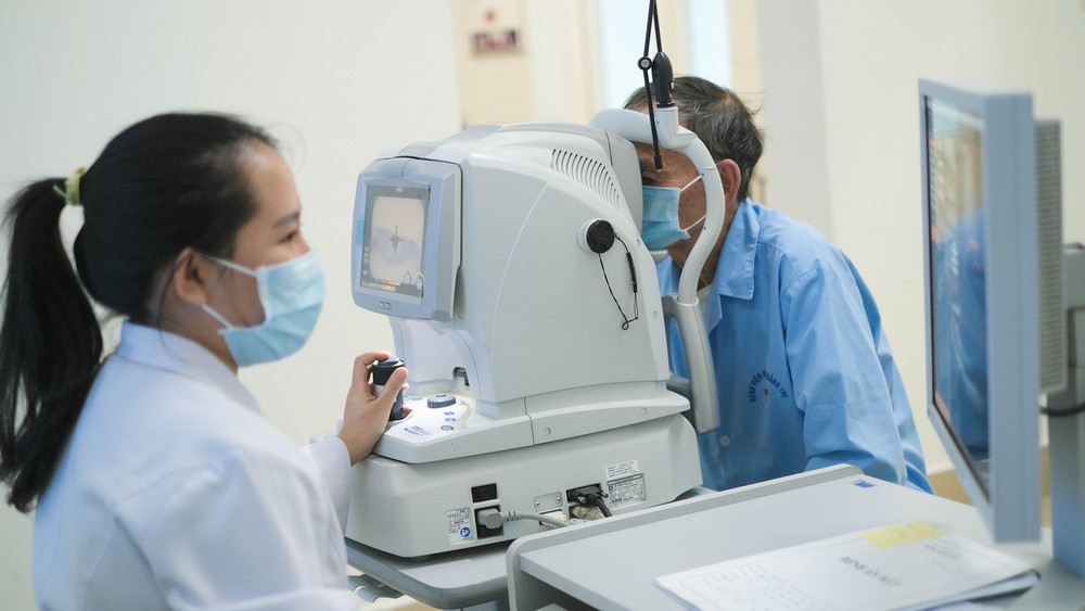 Bác sĩ Bệnh viện Mắt Nam Quảng Trị khám mắt cho người bệnh bằng hệ thống thiết bị hiện đại. anh-2-9.jpg