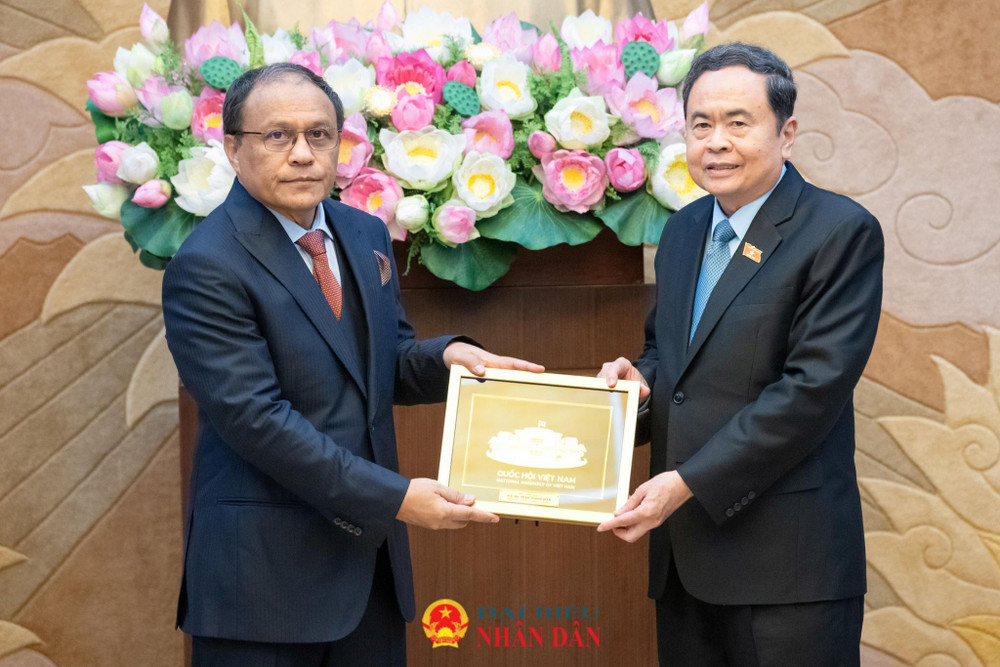 Chủ tịch Quốc hội Trần Thanh Mẫn trao quà lưu niệm tặng Tổng Chưởng lý Malaysia Tan Sri Mohd Dusuki Mokhtar. Ảnh: daibieunhandan.vn. Chủ tịch Quốc hội Trần Thanh Mẫn trao quà lưu niệm tặng Tổng Chưởng lý Malaysia Tan Sri Mohd Dusuki Mokhtar. Ảnh: daibieunhandan.vn.