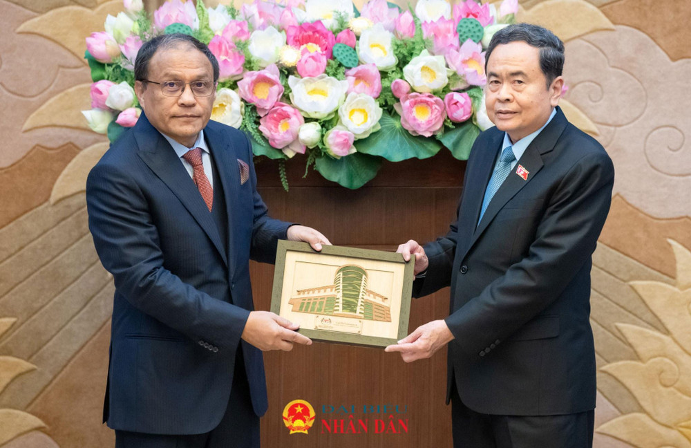 Tổng Chưởng lý Malaysia Tan Sri Mohd Dusuki Mokhtar trao quà lưu niệm tặng Chủ tịch Quốc hội Trần Thanh Mẫn. Ảnh: daibieunhandan.vn. Tổng Chưởng lý Malaysia Tan Sri Mohd Dusuki Mokhtar trao quà lưu niệm tặng Chủ tịch Quốc hội Trần Thanh Mẫn. Ảnh: daibieunhandan.vn.