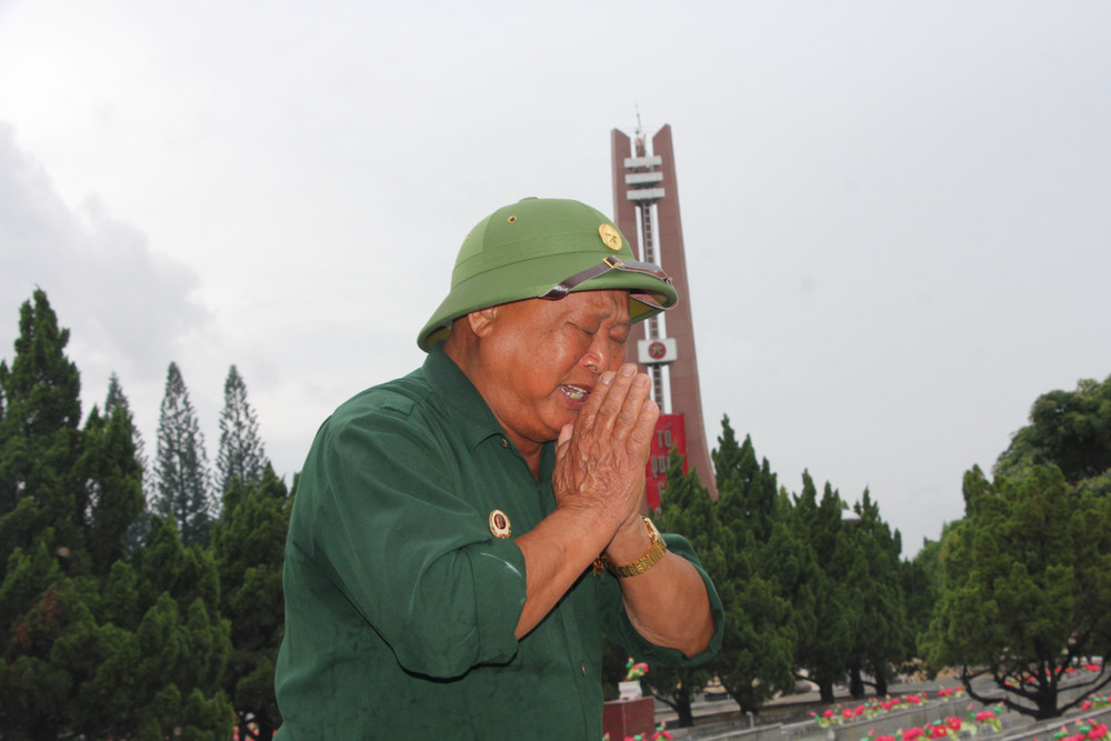 Cựu chiến binh Lê Anh Đào xúc động dâng hương tại nghĩa trang 1783333513266-7020462797444541469-g6502242062477657676-b3467f595a8d4ef406bff2c5ab96b96e.jpg
