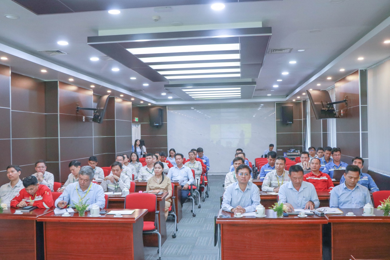 Công tác cán bộ Nhà máy Đạm Cà Mau: “Gửi gắm niềm tin - Kiến tạo đội ngũ kế thừa” Hội nghị công tác cán bộ Nhà máy Đạm Cà Mau: “Gửi gắm niềm tin - Kiến tạo đội ngũ kế thừa”