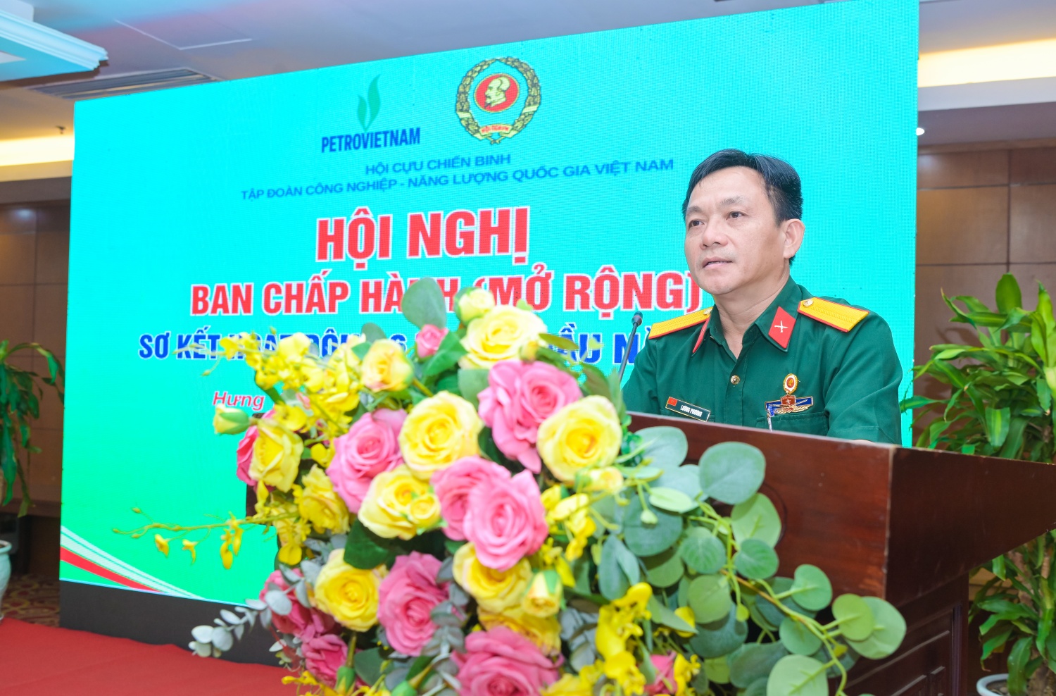 Đồng chí Lương Phương, Chủ tịch Hội Cựu chiến binh Tổng công ty Phân bón và Hóa chất Dầu khí (PVFCCo - Phú Mỹ) trình bày tham luận tại Hội nghị BCH (mở rộng) Hội CCB Petrovietnam Đồng chí Lương Phương, Chủ tịch Hội Cựu chiến binh Tổng công ty Phân bón và Hóa chất Dầu khí (PVFCCo - Phú Mỹ) trình bày tham luận tại Hội nghị BCH (mở rộng) Hội CCB Petrovietnam