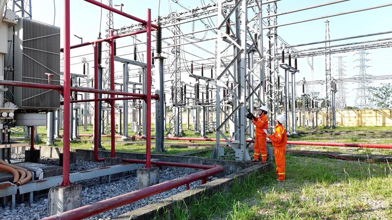 Trong cao điểm nắng nóng lực lượng cán bộ trực vận hành tại các TBA 500kV và 220kV thường xuyên soi phát nhiệt để kịp thời xử lý các khiếm khuyết. Ảnh: Mạnh Hùng
