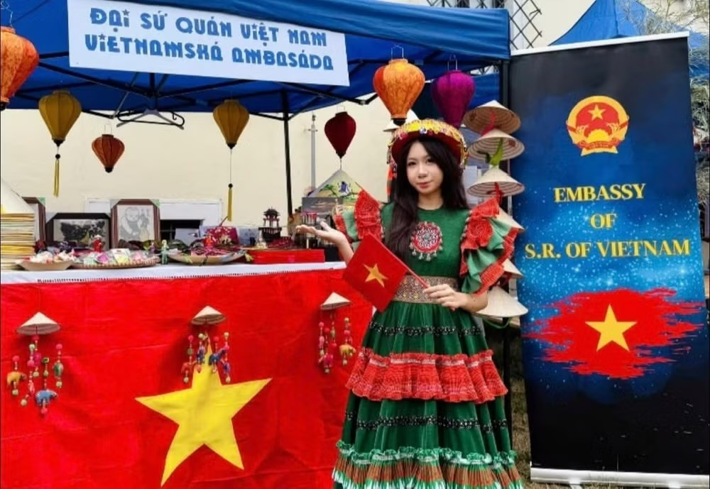 Khách tham quan gian hàng của Đại sứ quán Việt Nam tại Slovakia. Ảnh: Đại sứ quán Việt Nam tại Slovakia img-1557.jpg