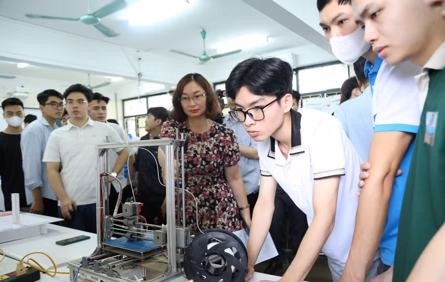 Cán bộ, giảng viên, sinh viên Trường ĐH Giao thông vận tải. img-3000.jpg