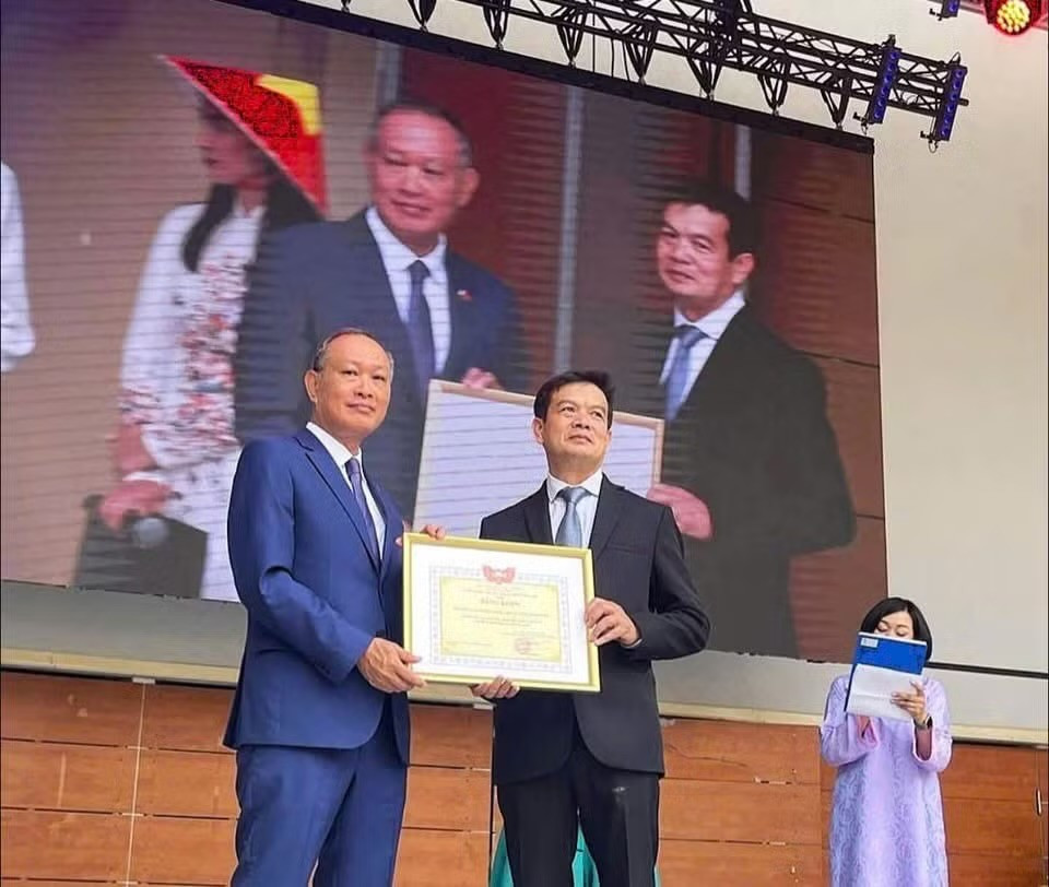 Đại sứ Phạm Trường Giang thay mặt Ủy ban Trung ương Mặt trận Tổ quốc Việt Nam trao Bằng khen tặng Ban Chấp hành Hội người Việt Nam tại Slovakia. Ảnh: Đại sứ quán Việt Nam tại Slovakia img-1556.jpg