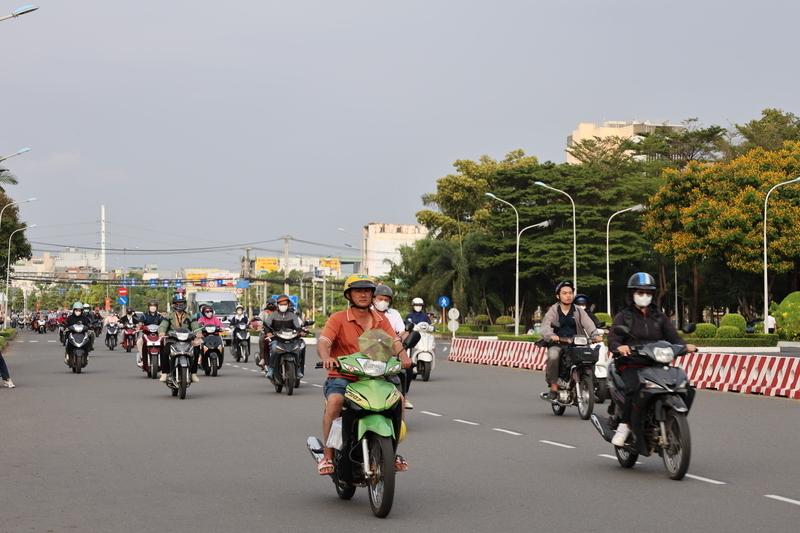 Nhóm giao thông tăng 5,23%, làm CPI chung tăng 0,52 điểm phần trăm, chủ yếu do giá nhiên liệu bình quân 6 tháng vẫn cao hơn cùng kỳ năm trước. Ảnh: Minh Anh