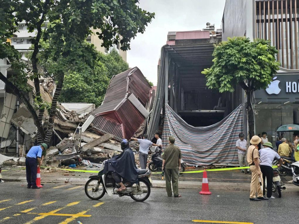Hiện trường nhà hai tầng đổ sập sáng 9/7. Ảnh: Gia sư Bắc Giang nha.jpg
