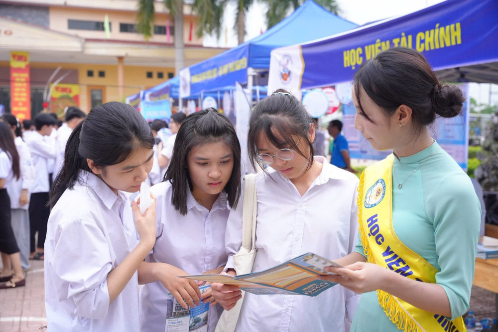 Học sinh được tư vấn tuyển sinh tại gian hàng của Học viện Tài chính. anh-2.jpg