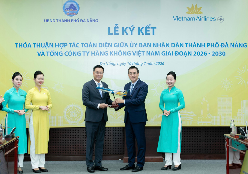 5-chu-tich-hdqt-dang-ngoc-hoa-trao-tang-mo-hinh-may-bay-cho-uy-vien-trung-uong-dang-bi-thu-thanh-uy-tp-da-nang-le-ngoc-quang.jpg