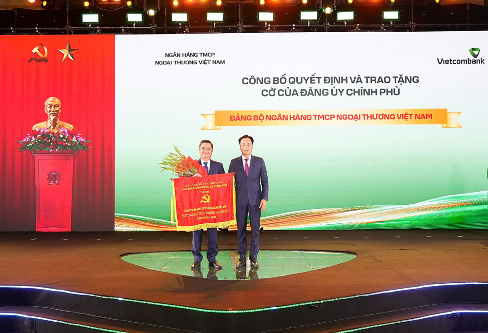 Ông Nguyễn Thanh Tùng - Bí thư Đảng ủy, Chủ tịch HĐQT Vietcombank đại diện Đảng bộ ngân hàng đón nhận cờ thi đua của Đảng ủy Chính phủ vì đã có thành tích trong nhiệm kỳ 5 năm 2020-2025 (Đại diện Đảng ủy Chính phủ, đồng chí Lại Xuân Lâm - Phó Bí thư Chuyên trách trao tặng) 6.jpg