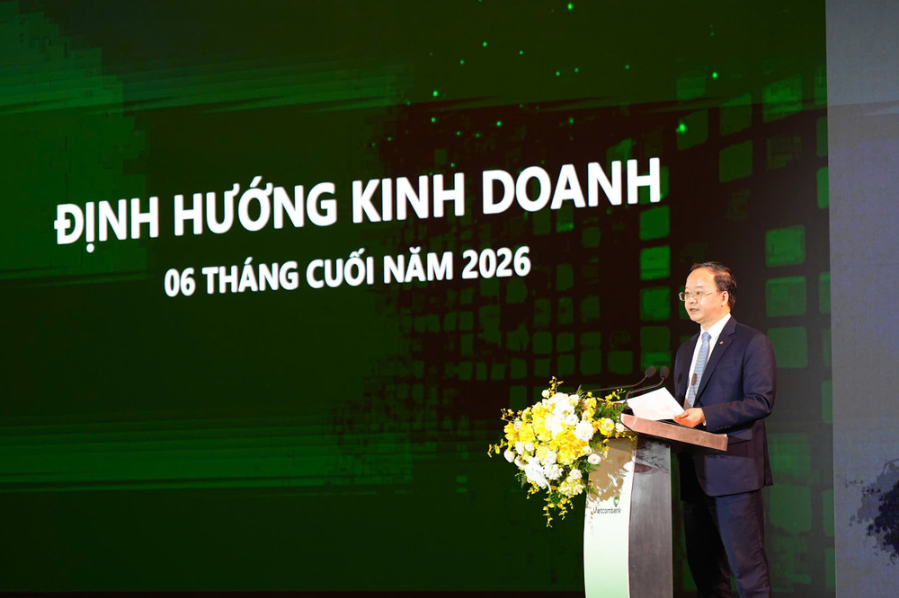 Ông Lê Quang Vinh - Phó Bí thư Đảng ủy, Thành viên HĐQT, Tổng Giám đốc Vietcombank trình bày báo cáo sơ kết hoạt động kinh doanh 6 tháng đầu năm, định hướng nhiệm vụ kinh doanh 6 tháng cuối năm 2.jpg