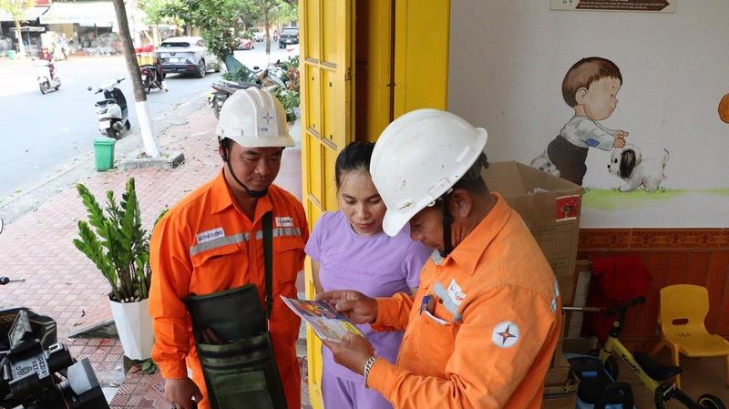 Tư vấn người dân sử dụng năng lượng tiết kiệm và hiệu quả. Ảnh: Hương Nguyên