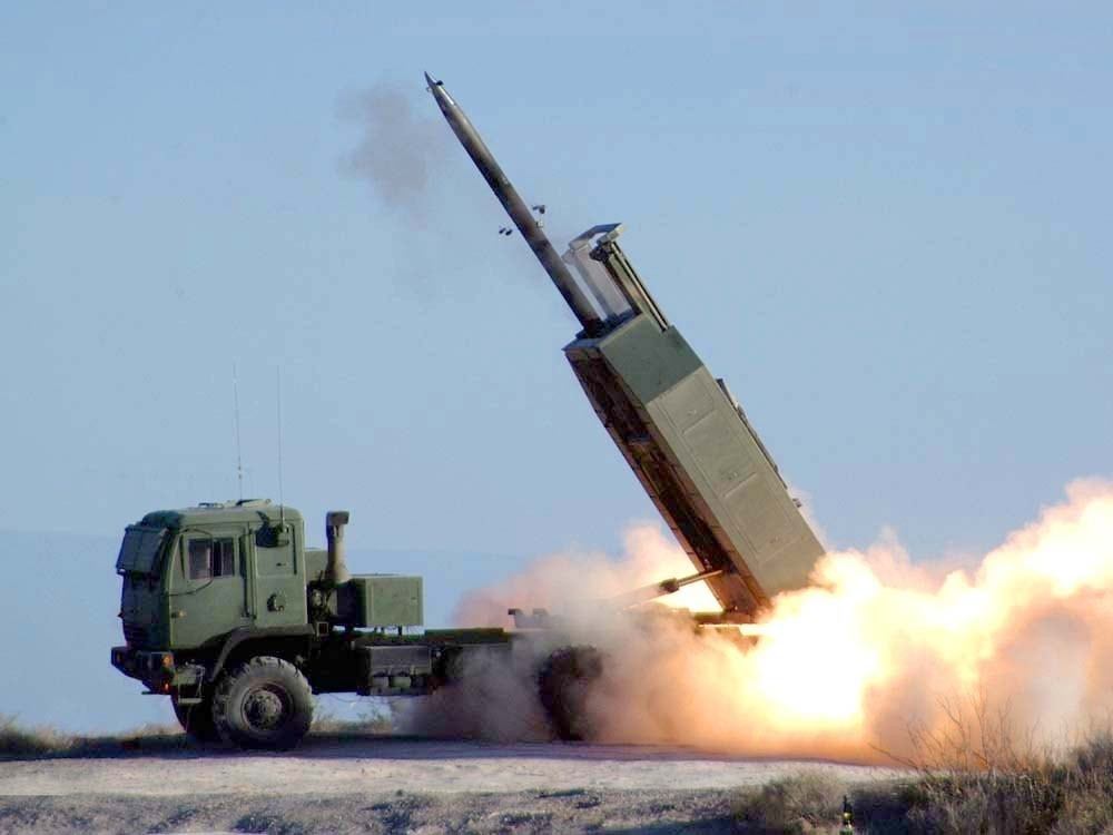 Hệ thống pháo phản lực cơ động cao (HIMARS) do Mỹ sản xuất có giá xuất xưởng gần 5 triệu USD. Ảnh: Quân đội Mỹ upload.wikimedia.org-wikipedia-commons-8-83-_himars_-_missile_launched.jpg
