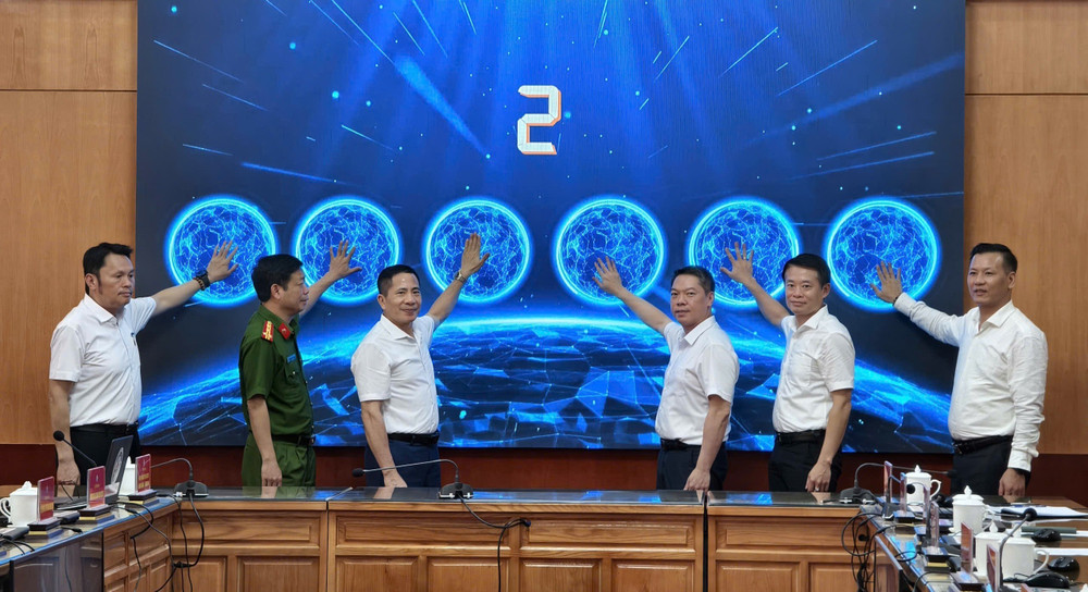 Các đại biểu thực hiện nghi thức khai trương Hệ thống quản lý văn bản phục vụ doanh nghiệp tại tỉnh Lạng Sơn - Ảnh: LS 1000054831.jpg