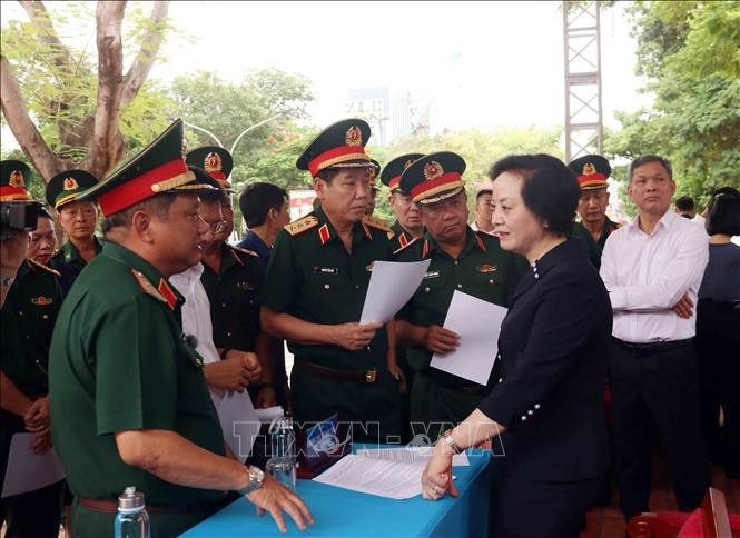 Phó Thủ tướng Phạm Thị Thanh Trà chỉ đạo công tác chuẩn bị Lễ triển khai tìm kiếm, quy tập hài cốt liệt sĩ tại Công viên Lê Thị Riêng. Ảnh: TTXVN Phó Thủ tướng Phạm Thị Thanh Trà chỉ đạo công tác chuẩn bị Lễ triển khai tìm kiếm, quy tập hài cốt liệt sĩ tại Công viên Lê Thị Riêng. Ảnh: TTXVN