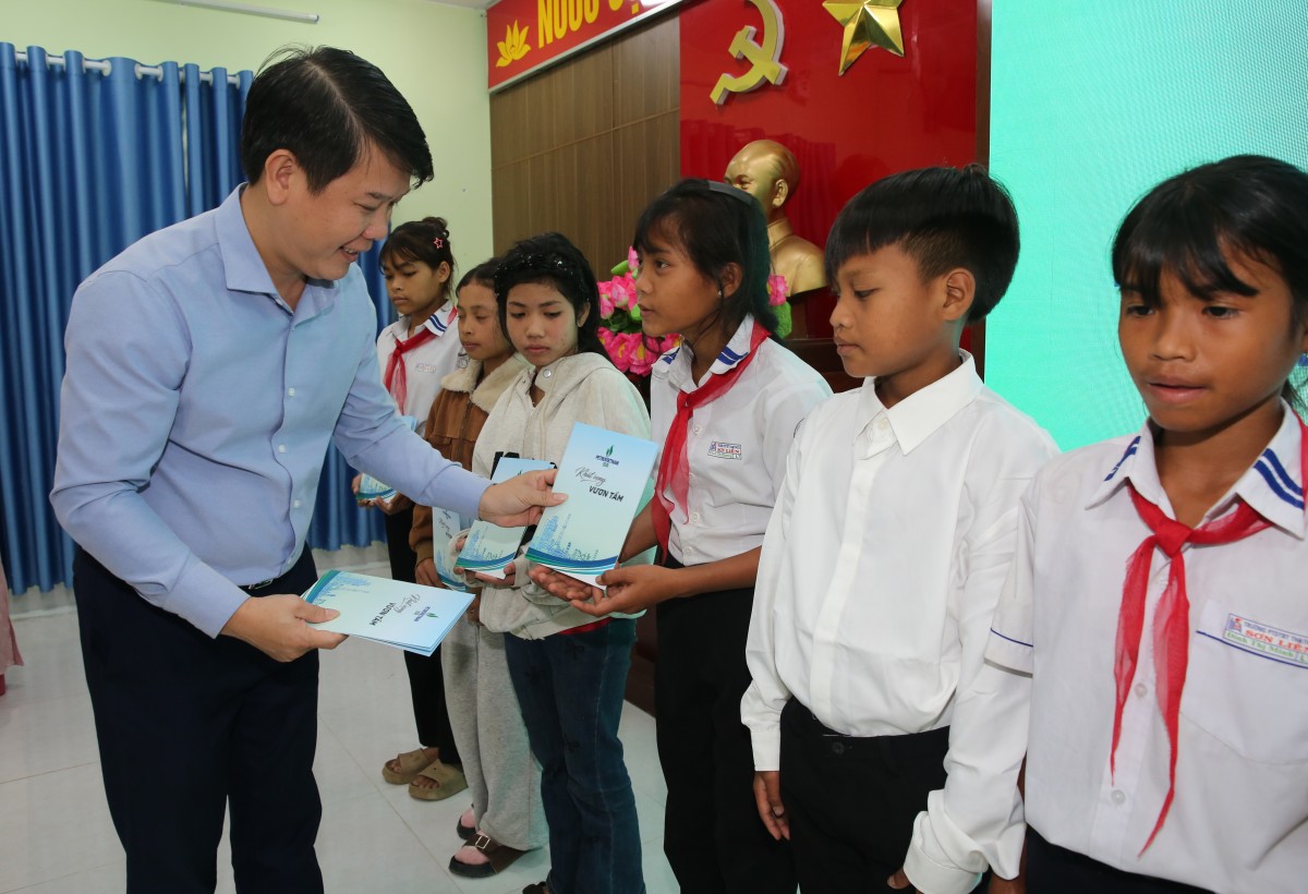 BSR thực hiện chuỗi hoạt động an sinh xã hội và tài trợ giáo dục tại Quảng Ngãi BSR thực hiện chuỗi hoạt động an sinh xã hội và tài trợ giáo dục tại Quảng Ngãi