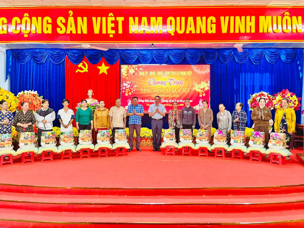 Xã Phong Hiệp trao tặng quà Tết cho hộ nghèo nhân dịp Tết Nguyên đán Bính Ngọ 2026. img-20260206-182534.jpg