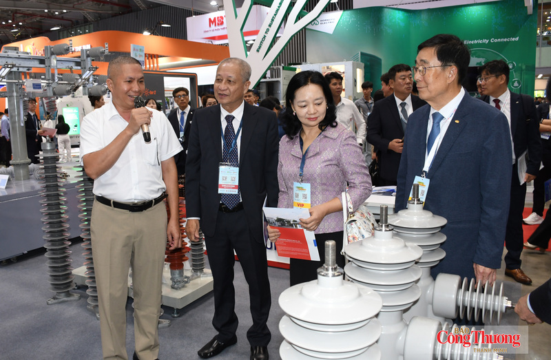 Đại biểu tham quan các gian hàng tại triển lãm.