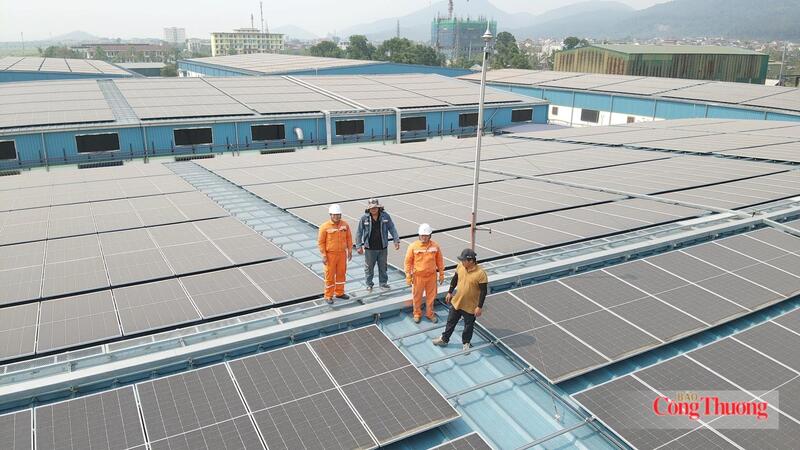 Hệ thống điện mặt trời mái nhà góp phần thúc đẩy chuyển đổi năng lượng xanh, nâng cao hiệu quả sử dụng năng lượng trong Khu kinh tế Vũng Áng. Ảnh minh họa