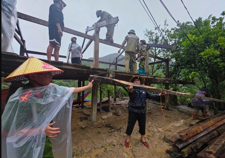 Công an xã Púng Luông giúp người dân dựng lại nhà ở. Ảnh: BLC lao-cai-1.jpg