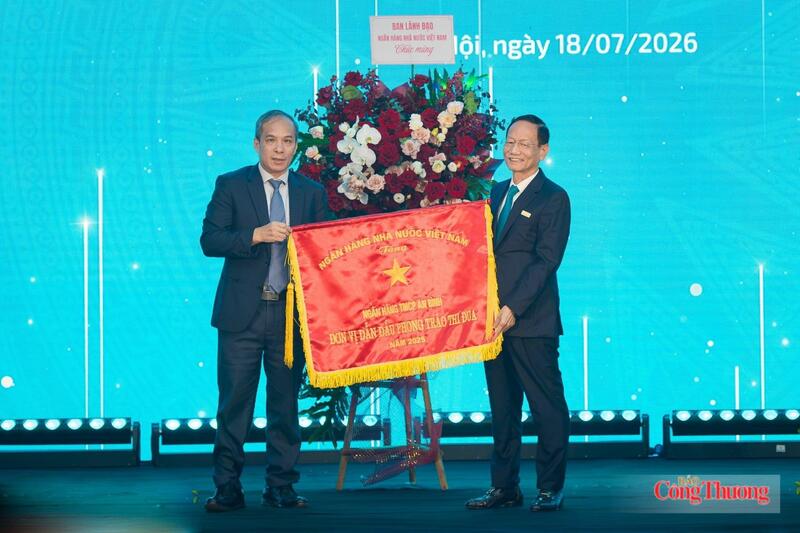 Đại diện NHNN trao “Cờ thi đua của NHNN” cho ABBank, ghi nhận những thành tích tiêu biểu trong phong trào thi đua của ngành Ngân hàng.