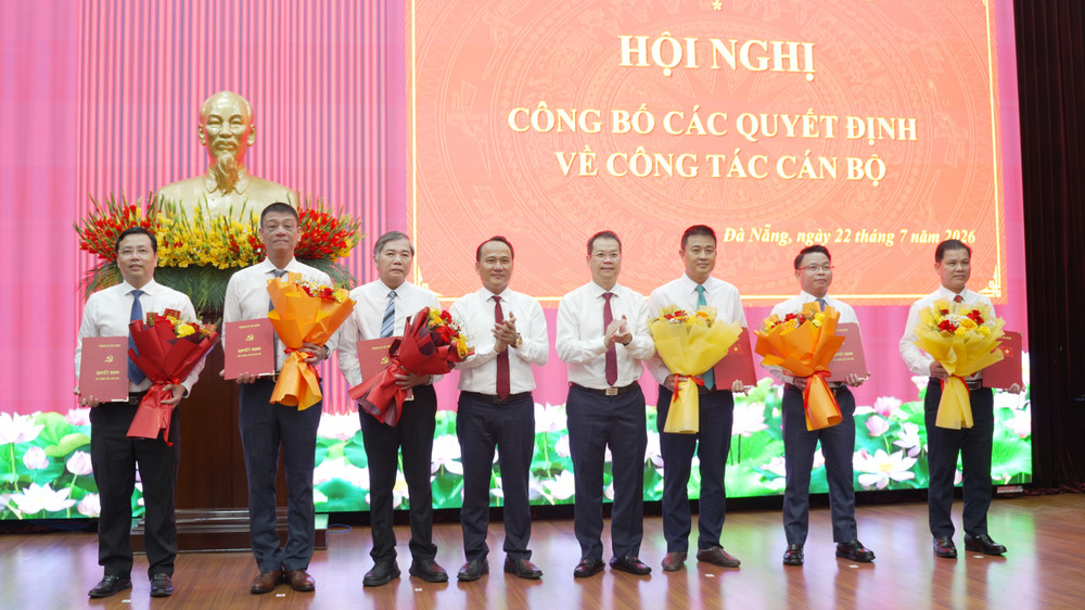 Lãnh đạo thành phố Đà Nẵng trao quyết định điều động, bổ nhiệm cán bộ. Ảnh: Văn Toàn dsc09923.jpg