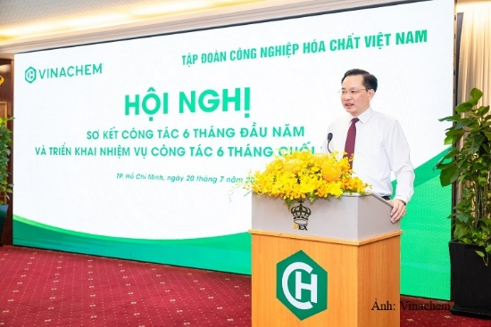 Tổng Giám đốc Vinachem Nguyễn Hữu Tú phát biểu khai mạc Hội nghị, nhấn mạnh quyết tâm hoàn thành cao nhất kế hoạch năm 2026