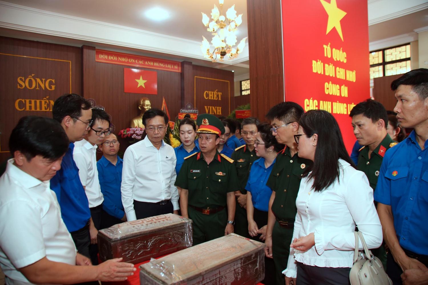 Petrovietnam trao tặng 25 tỷ đồng, chung tay chăm lo người có công với cách mạng Petrovietnam trao tặng 25 tỷ đồng, chung tay chăm lo người có công với cách mạng