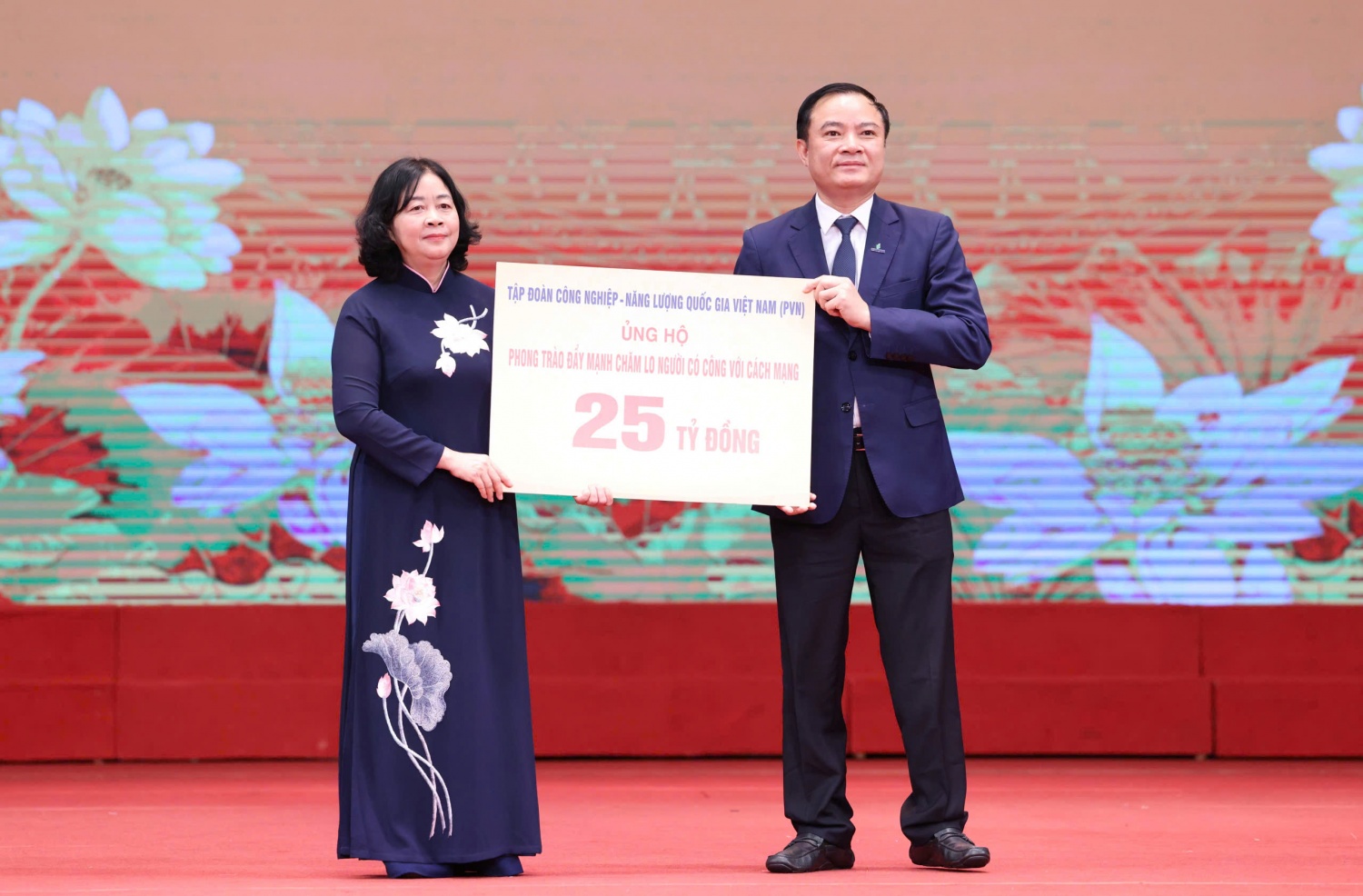Petrovietnam trao tặng 25 tỷ đồng, chung tay chăm lo người có công với cách mạng Petrovietnam trao tặng 25 tỷ đồng, chung tay chăm lo người có công với cách mạng