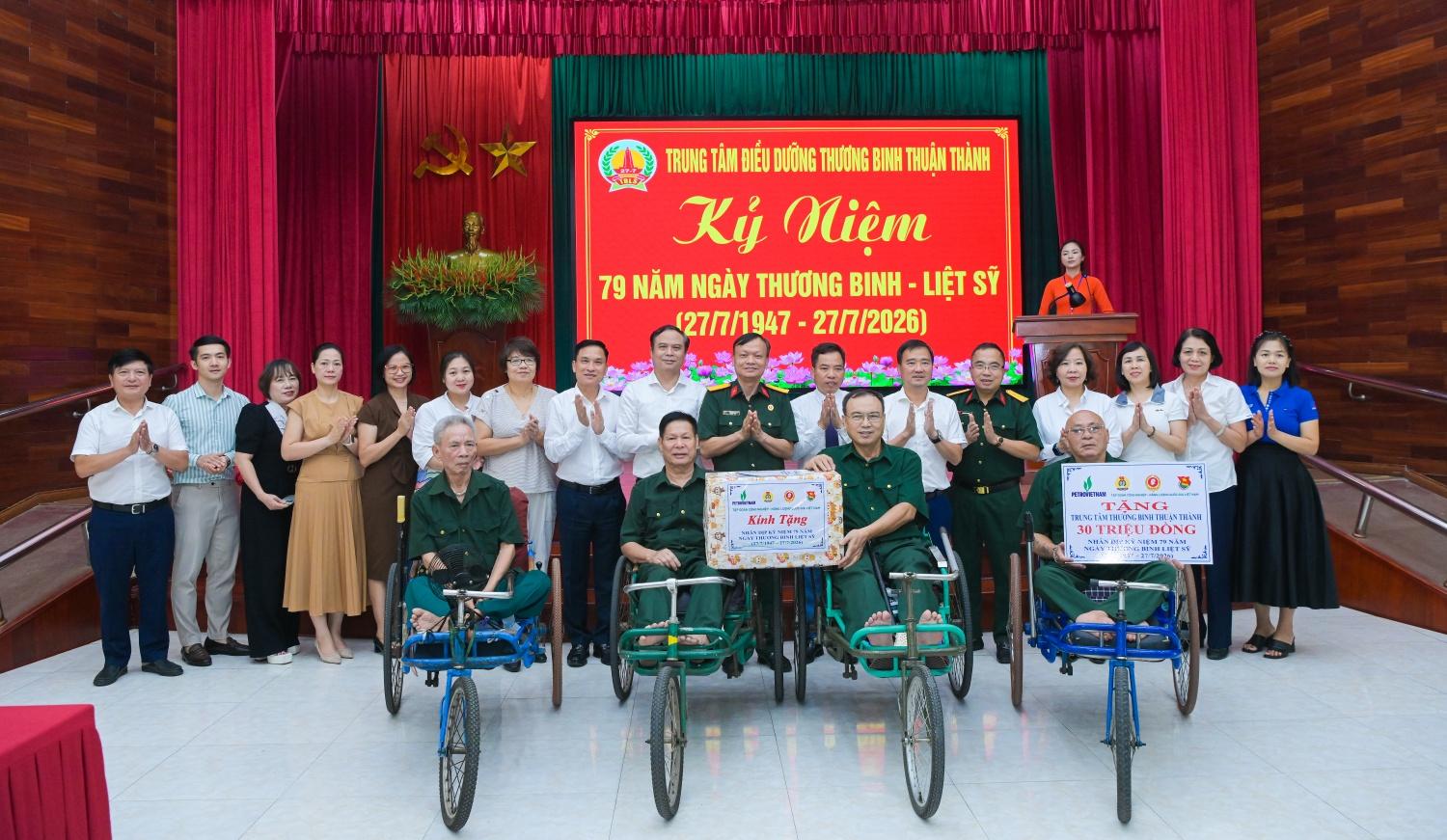 Petrovietnam trao tặng 25 tỷ đồng, chung tay chăm lo người có công với cách mạng Petrovietnam trao tặng 25 tỷ đồng, chung tay chăm lo người có công với cách mạng