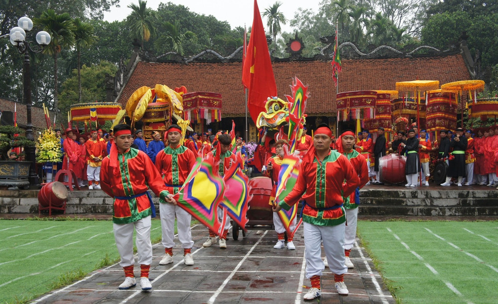 Màn múa cờ trong lễ hội đình Quán Giá, xã Dương Hòa, TP Hà Nội. Ảnh: Thế Vũ. 3.jpg