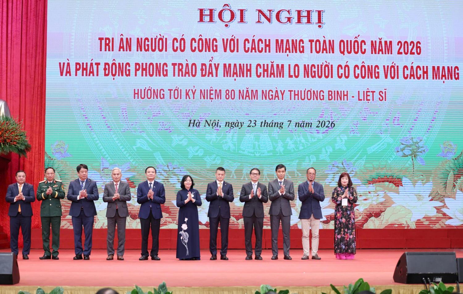 Petrovietnam trao tặng 25 tỷ đồng, chung tay chăm lo người có công với cách mạng Petrovietnam trao tặng 25 tỷ đồng, chung tay chăm lo người có công với cách mạng