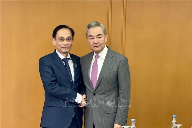 Bộ trưởng Bộ Ngoại giao Lê Hoài Trung gặp Bộ trưởng Bộ Ngoại giao Trung Quốc Vương Nghị. Ảnh TTXVN. 23.jpg
