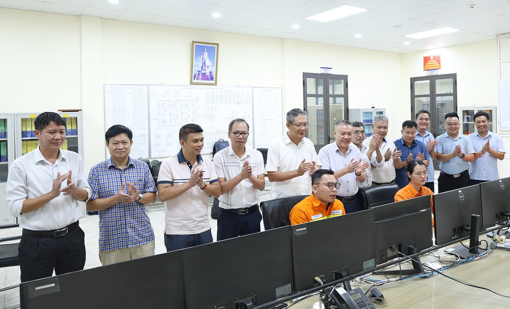 Phó Tổng giám đốc EVNNPT Nguyễn Ngọc Tân (thứ 5 từ trái qua) cùng lãnh đạo NPMB, các đơn vị liên quan chứng kiến thời khắc đóng điện dự án Phó Tổng giám đốc EVNNPT Nguyễn Ngọc Tân (thứ 5 từ trái qua) cùng lãnh đạo NPMB, các đơn vị liên quan chứng kiến thời khắc đóng điện dự án