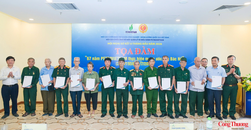 Hội Cựu chiến binh Bộ máy Quản lý và Điều hành Petrovietnam trao quà cho các Mẹ Việt Nam anh hùng, các thương binh, bệnh binh, gia đình chính sách, gia đình có công với cách mạng tại tỉnh Phú Thọ.