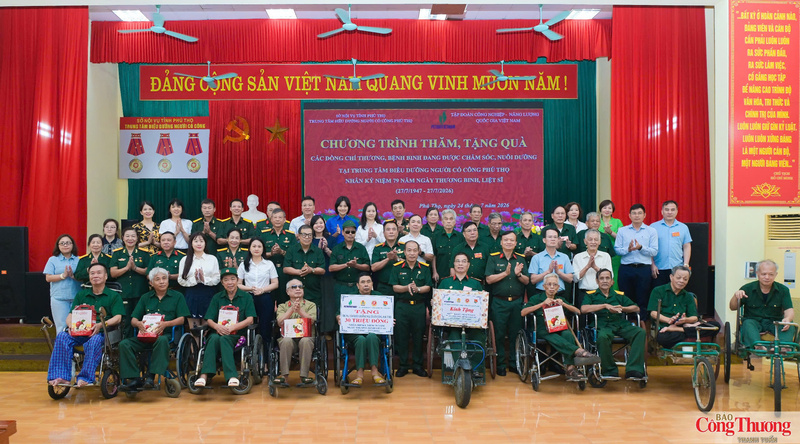 Đoàn công tác Petrovietnam trao những phần quà ý nghĩa tới các thương binh đang điều trị tại Trung tâm Điều dưỡng người có công tỉnh Phú Thọ.