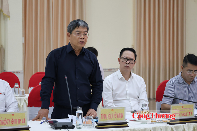 Đại diện Tập đoàn Điện lực Việt Nam giải đáp những vấn đề khó khăn, vướng mắc.