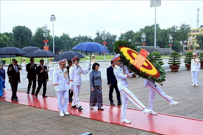 Chủ tịch Quốc hội Campuchia Samdech Khuon Sudary cùng đoàn đại biểu đến đặt vòng hoa và vào Lăng viếng Chủ tịch Hồ Chí Minh. Ảnh: Tuấn Anh/TTXVN 22.jpg