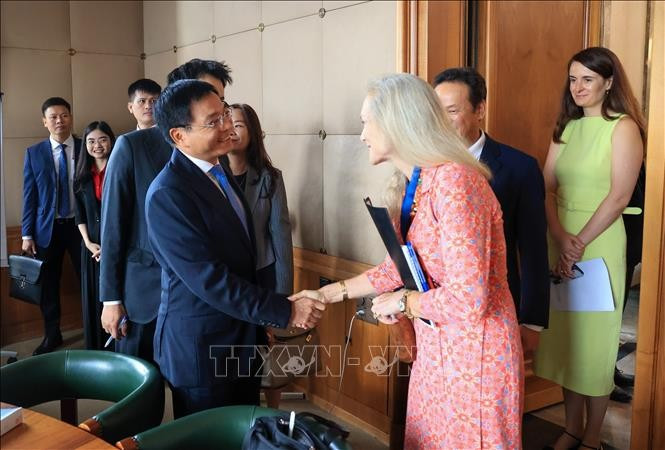 Phó Thủ tướng Chính phủ Nguyễn Văn Thắng và Phó Tổng Giám đốc Tổ chức Thương mại Thế giới (WTO) Jennifer DJ Nordquist. Ảnh: TTXVN