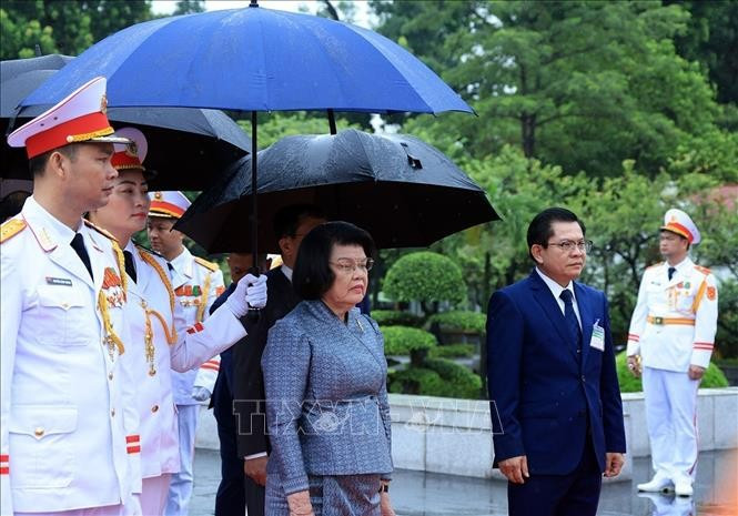 Chủ tịch Quốc hội Campuchia Samdech Khuon Sudary đến đặt vòng hoa tại Ðài tưởng niệm các Anh hùng liệt sĩ trên đường Bắc Sơn. Ảnh: Tuấn Anh/TTXVN 24.jpg
