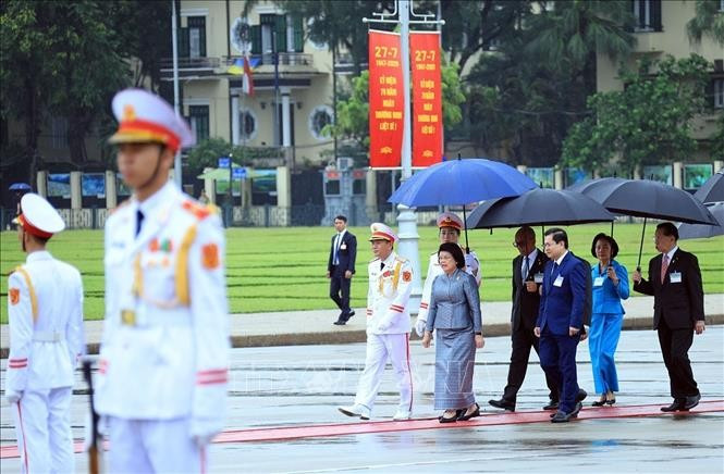 Chủ tịch Quốc hội Campuchia Samdech Khuon Sudary vào Lăng viếng Chủ tịch Hồ Chí Minh. Ảnh: Tuấn Anh/TTXVN 21.jpg