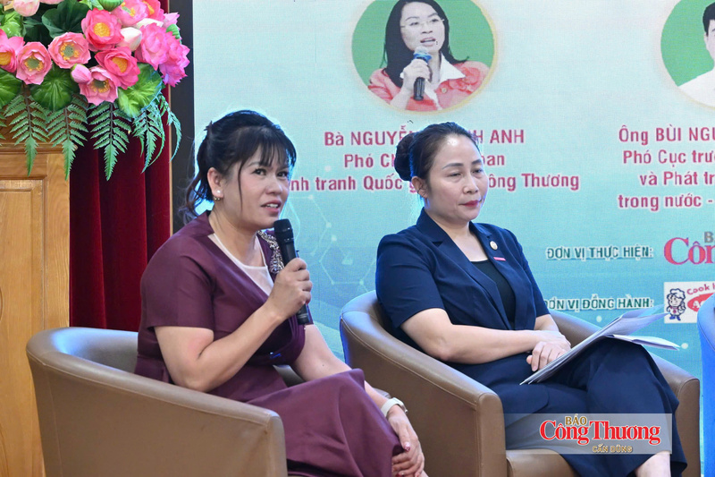 Bà Bùi Thị Hạnh Hiếu - Ủy viên Ban Chấp hành Hiệp hội Phát triển hàng tiêu dùng Việt Nam, Tổng Giám đốc Công ty CPKD chế biến nông sản Bảo Minh (áo đỏ) chia sẻ tại phiên thảo luận.