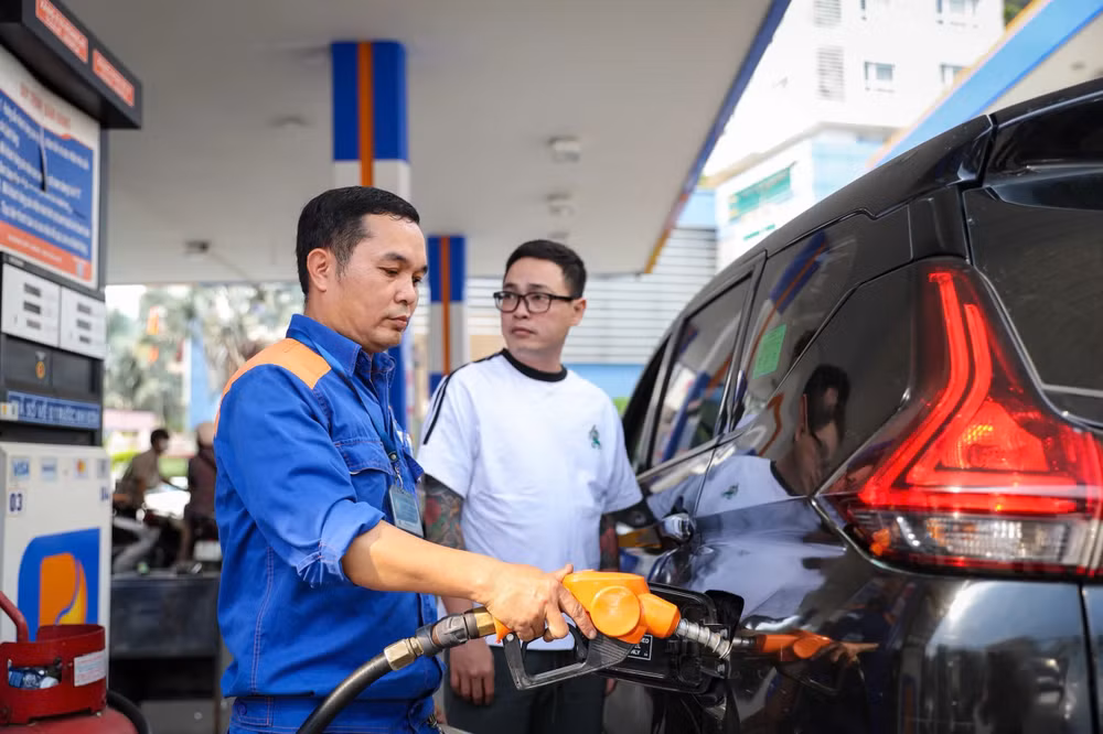 Từ 15h chiều nay (30/7), giá xăng trong nước tăng hơn 1.400 đồng mỗi lít. Ảnh: DMS gia-xang-dau-19.3.jpg