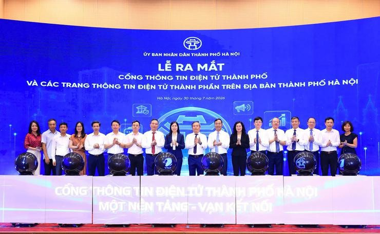 Chủ tịch UBND thành phố Hà Nội Vũ Đại Thắng cùng các đại biểu tham dự Lễ ra mắt. Ảnh: Lê Hải chu-tich-ubnd-thanh-pho-ha-noi-vu-dai-thang-cung-cac-dai-bieu-tham-du-le-ra-mat.jpg