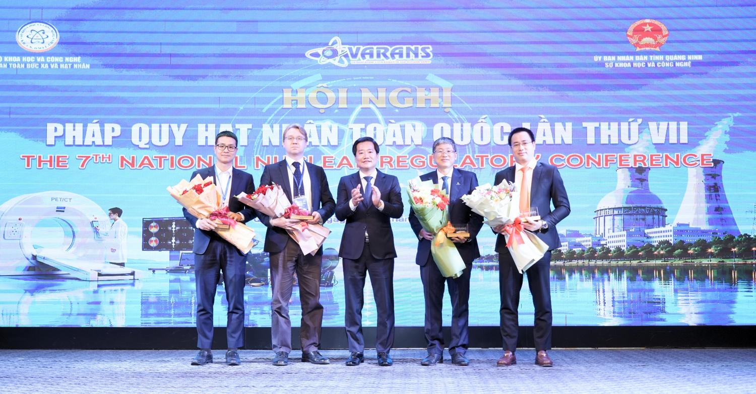 Petrovietnam nhận biểu trưng kỷ niệm của Cục An toàn bức xạ và hạt nhân tại hội nghị Petrovietnam nhận biểu trưng kỷ niệm của Cục An toàn bức xạ và hạt nhân tại hội nghị