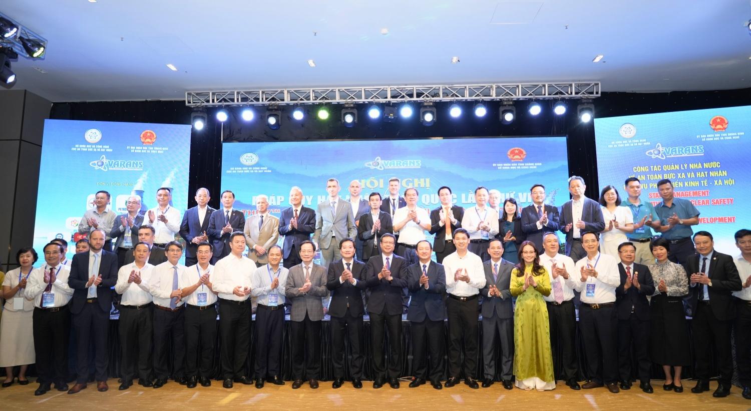 Các đại biểu chụp ảnh lưu niệm tại hội nghị Các đại biểu chụp ảnh lưu niệm tại hội nghị